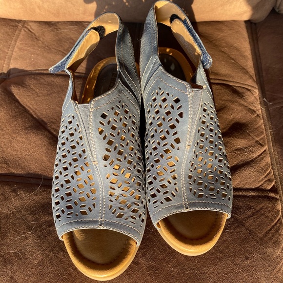 earth brand sandals